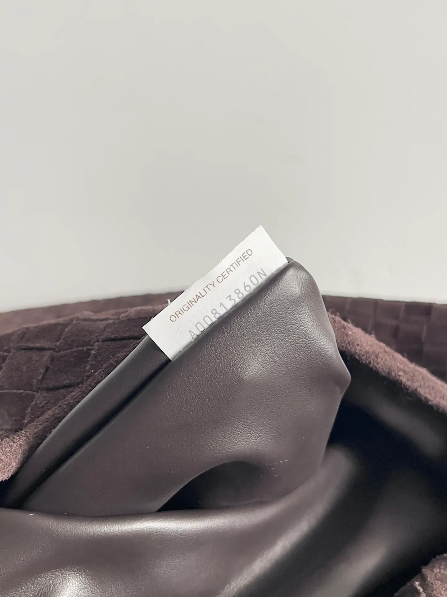 Batch 2160 Recently, I seem to be obsessed with this bag from BV~ The new Hop is really not too beautiful. The whole bag has no seams. The bag body and handles are made of one piece of leather. It embodies the style and essence of Bottega Veneta. It truly represents craftsmanship and creativity. The large size has a very loose and lazy upper body. Big bag lovers will definitely not regret buying it. Style number: 763970 Size: 53*24*13
